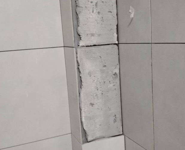 三明市瓷砖空鼓维修公司分享下瓷砖施工前基层浇水润湿程度不足，可能导致以下问题